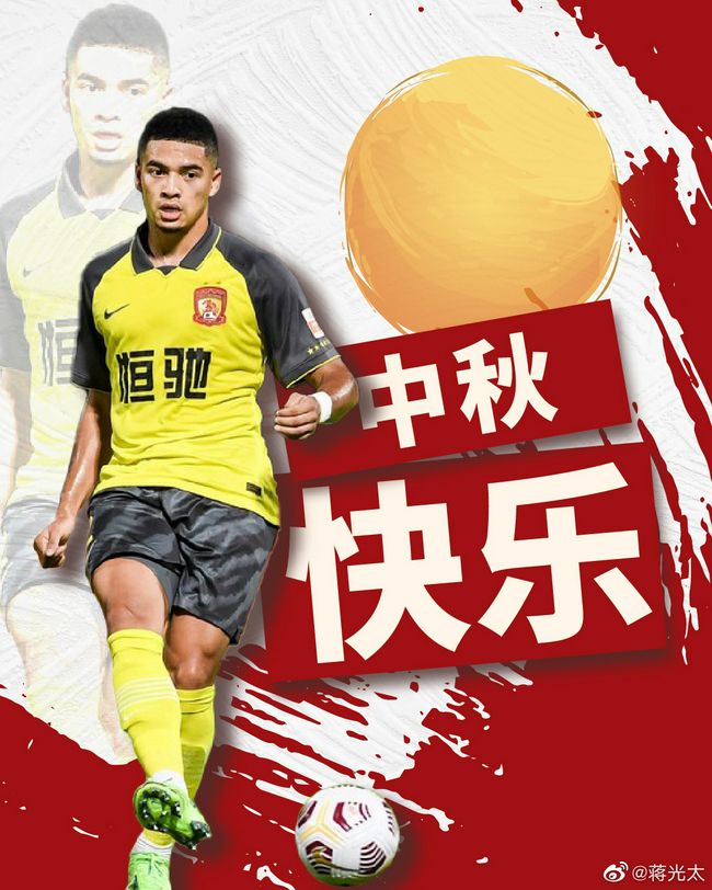 罗克出生于2005年2月28日，所以他已经年满18岁，可以正式加入巴萨。